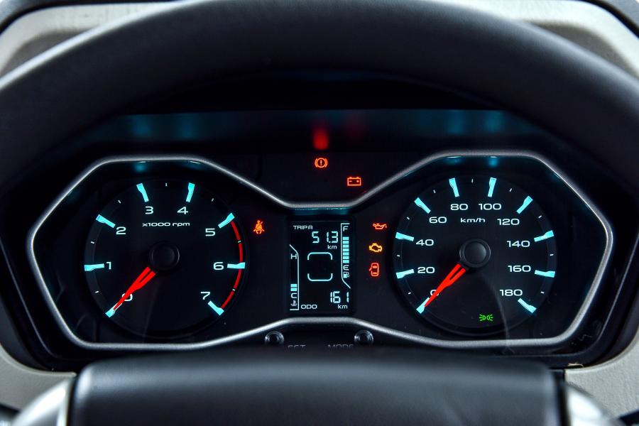 Панель приборов Mahindra Scorpio 2016 года  (ZA) (фото 29 из 30)